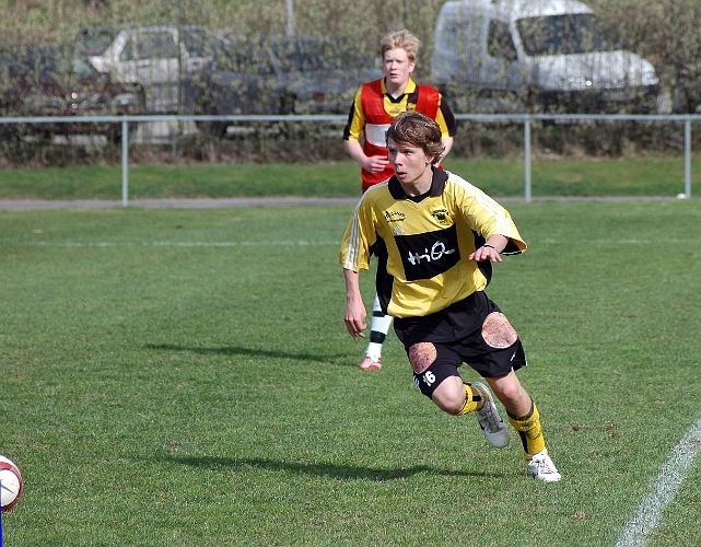 2007_0429_13.JPG - Jonatan Larsson stormar fram på kanten med stadig blick mot motståndarnas försvar