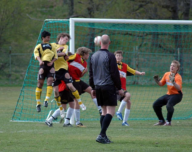 2007_0429_16.JPG - Domaren har bra uppsikt på nickduellen