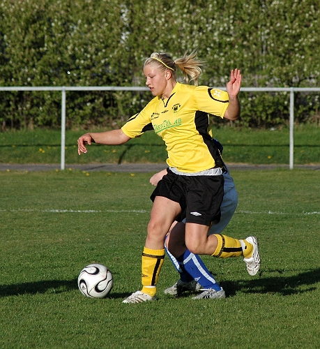 2007_0509_01.JPG - Arbogas Amanda Segerstedt utmanar Forsbys försvarare