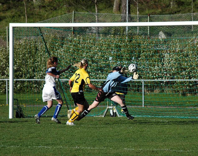 2007_0509_02.JPG - En farlig södrachans men målvakten gör en räddning