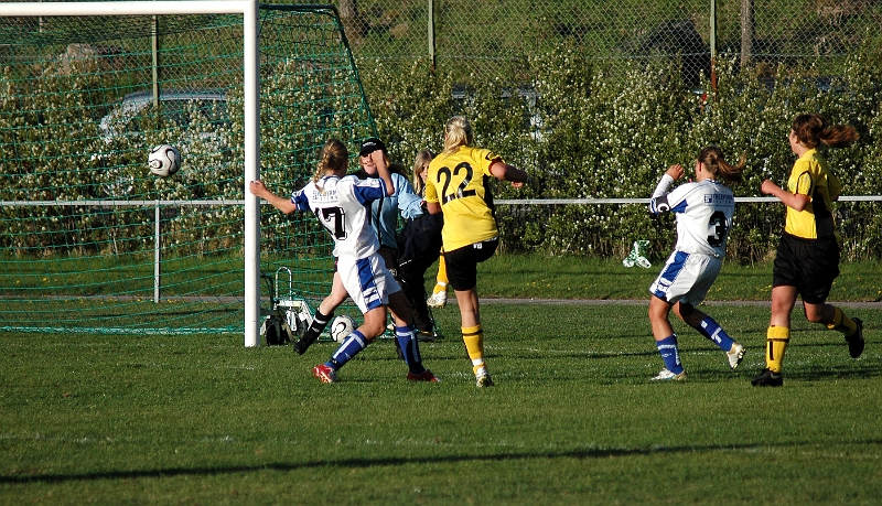 2007_0509_03.JPG - Ytterligare ett skott som går i bortre stolpen och ut