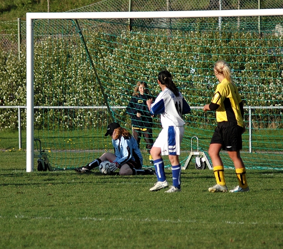 2007_0509_04.JPG - Forsbys målvakt har bollen under kontroll efter ett långskott
