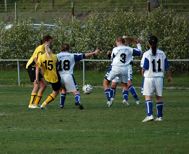 2007_0509_06.JPG - Forsby försvar är satt under press och försöker få undan bollen
