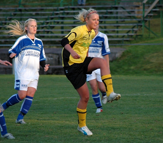 2007_0509_09.JPG - Emelie Larssons skott går strax utanför