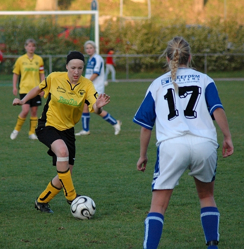 2007_0509_12.JPG - Emma Larsson utmanar forsbyförsvaret