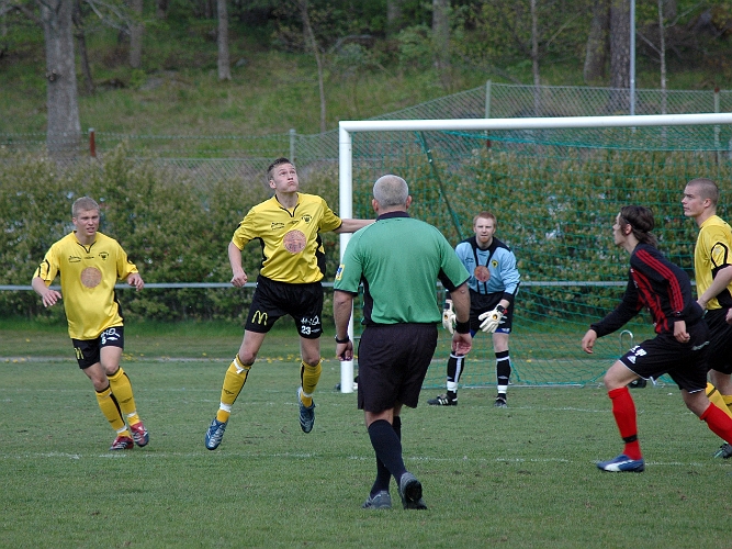 2007_0512_01.JPG - Nr.23 Samuel Hultqvist är nere i försvaret och nickar undan bollen