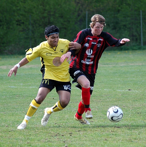 2007_0512_05.JPG - Jonas Hammarlund i närkamp med en skultuna försvarare