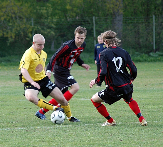 2007_0512_07.JPG - Södras Kristofer Storm är felvänd och försöker dribbla av sina försvarare