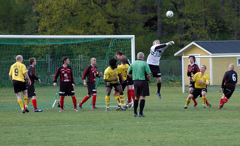 2007_0512_08.JPG - Skultunas målvakt boxar undan bollen efter en hörna för arboga