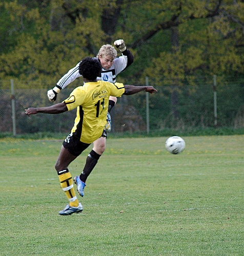 2007_0512_10.JPG - I slutet av 1:a halvlek springer skultunas målvakt ihop med "Abbe" och på returen lyfter Ken Jansson in 4-0 i öppet mål