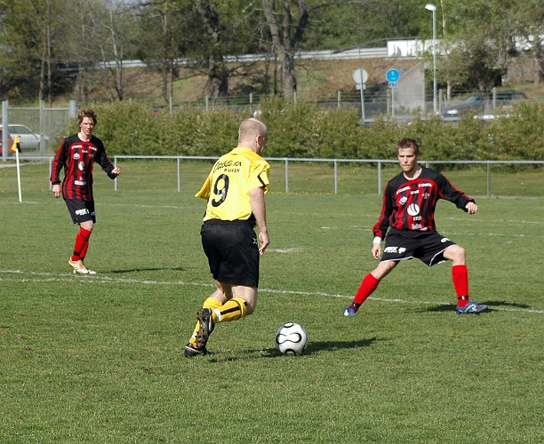 2007_0512_11.JPG - Kristofer Storm får ett bra läge i början av 2:a halvlek men det ville sig inte riktigt idag för Kristofer