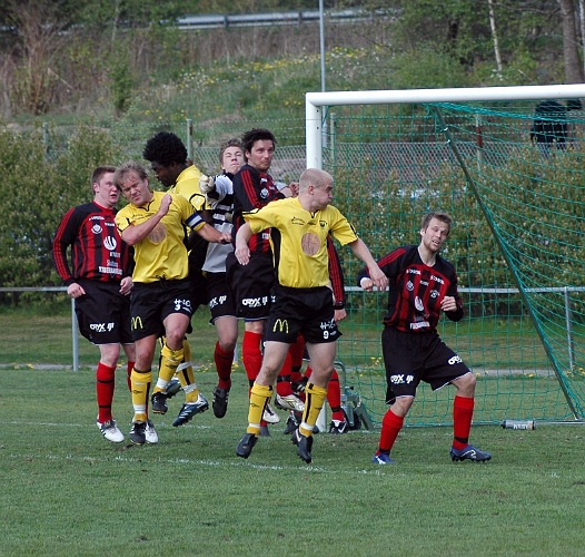 2007_0512_14.JPG - Trångt runt skultunas målvakt efter en arbogahörna, som ej resulterade i något mål
