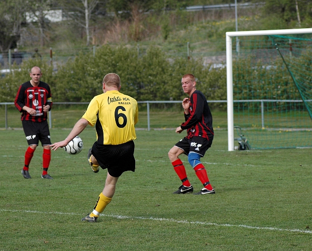 2007_0512_15.JPG - Johan Svensson lyfter iväg ett skott och bollen tar i ribban och går över målet