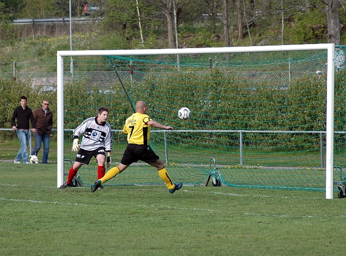 2007_0512_16.JPG - I matchens sista sekund nickar Gustav Gustavsson (utanför bild) in ett inlägg i mål, slutresultat 5-0 till Södra