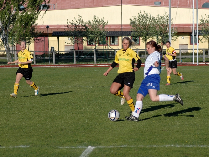 2007_0516_01.JPG - Södra satte press på IFK's backlinje redan från början av matchen