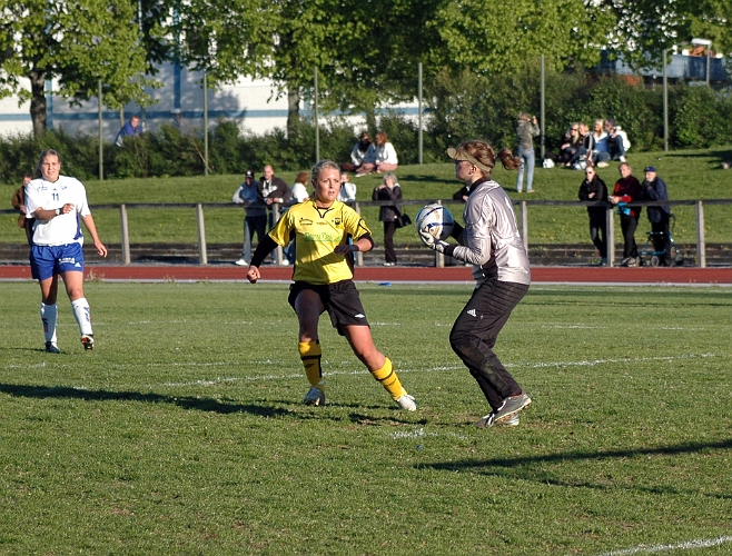 2007_0516_02.JPG - IFK's målvakt tar hand om en lite för brant framspelning mot Södraanfallarna