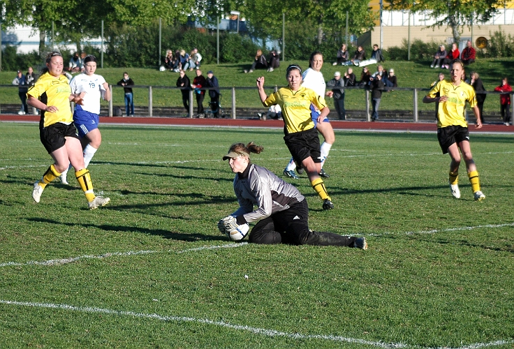 2007_0516_03.JPG - Målvakten har bollen i ett säkert grepp