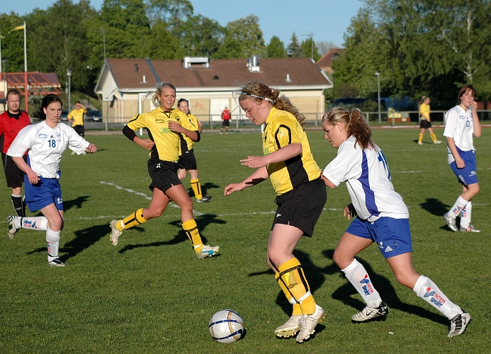 2007_0516_04.JPG - Kajsa Rudengård är hårt uppvaktad av IFK-spelaren