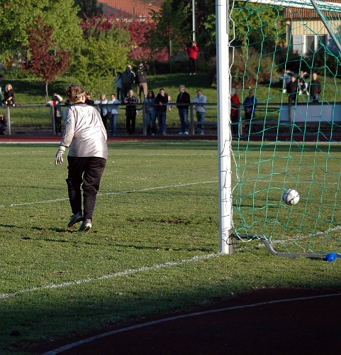 2007_0516_06.JPG - Bollen går strax utanför bortre stolpen efter ett skott snett utifrån