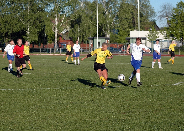 2007_0516_09.JPG - 1-0 till Södra genom Emelie Larssons skott