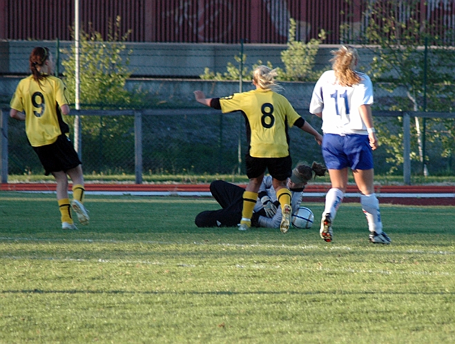 2007_0516_11.JPG - Målvakten har lite problem med att få kontroll på bollen i den här situationen