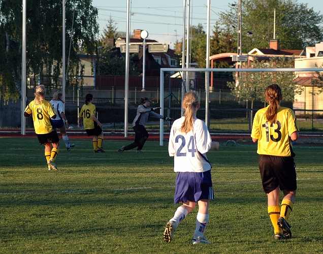 2007_0516_13.JPG - Nr.16 Madeleine Henningsson utökar södras ledning till 4-0