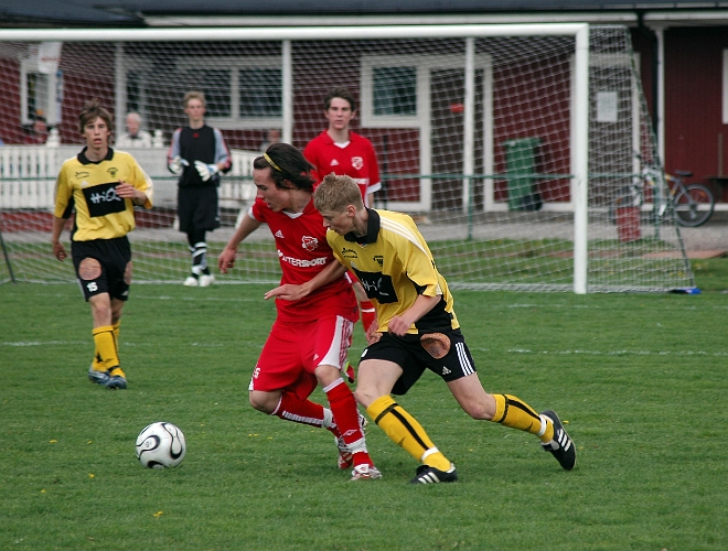 2007_0519_01.JPG - Mittfältsspelarna fick jobba hårt idag, Filip Stjernfeldt i närkamp med en motståndare