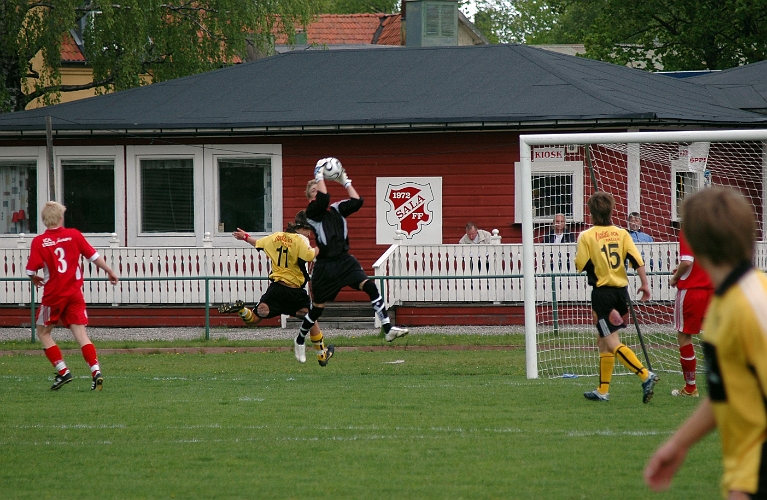 2007_0519_02.JPG - Sala's målvakt plockar ner bollen precis framför Max Verlage