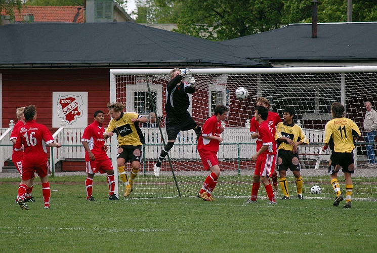 2007_0519_04.JPG - En hörna som Sala's målvakt boxar undan, Södra hade inget riktigt flyt framför målet idag