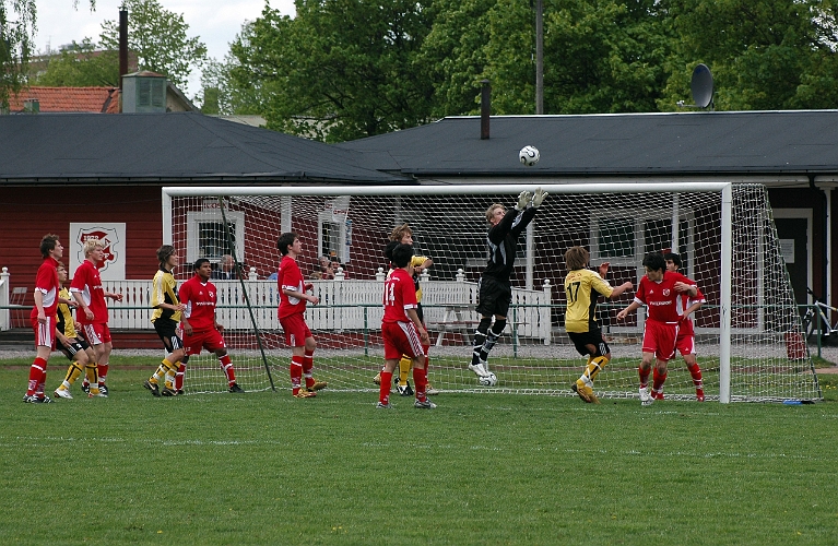 2007_0519_05.JPG - Åter igen en hörna som Sala's målvakt plockar ner