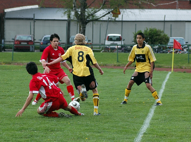 2007_0519_07.JPG - Nr.8 Oskar Persson och Johan Ponce spelar sig ur den här situationen