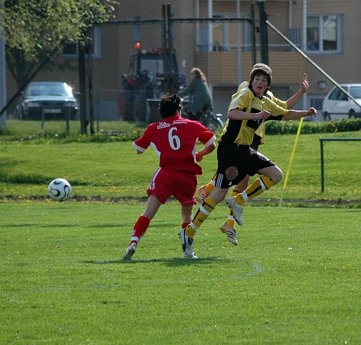 2007_0519_08.JPG - Olle Andersson fokuserar på bollen för att kunna tima mottagningen av bollen