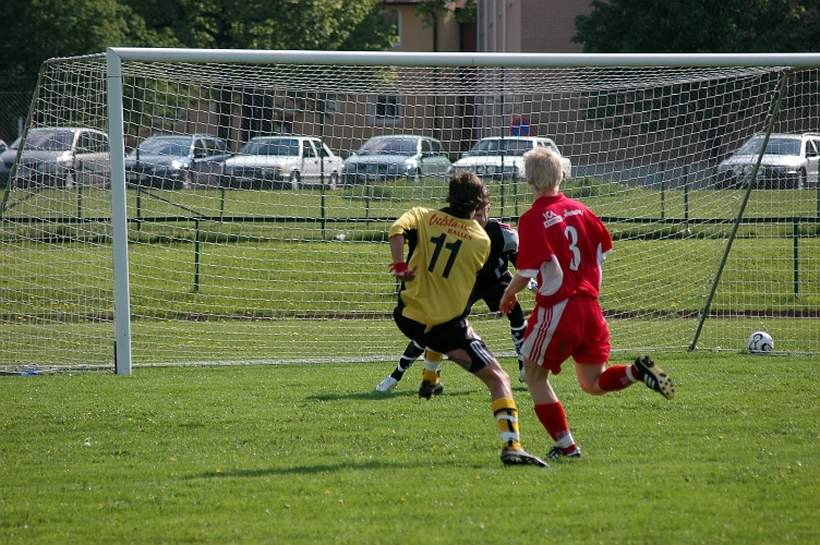 2007_0519_09.JPG - Södra's nr.11 Max Verlage har en fin chans att göra mål, men målvakten räddar bollen