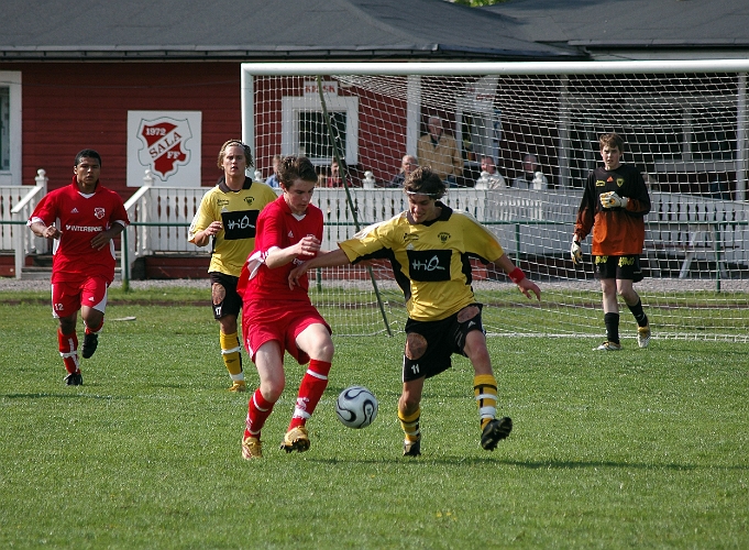 2007_0519_10.JPG - Max Verlage är nere och hjälper till i försvarsarbetet