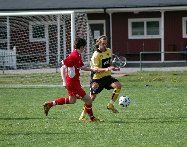 2007_0519_11.JPG - Ted Harju tar hand om bollen och spelar upp bollen till medspelare