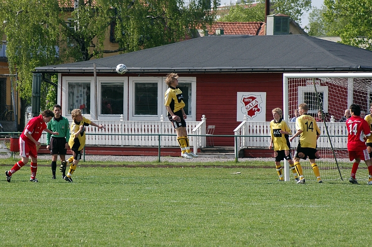 2007_0519_12.JPG - "Dogge" nickar undan en hörna