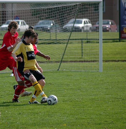 2007_0519_16.JPG - Mikael Ivarsson lägger en passning snett bakåt för skott mot mål