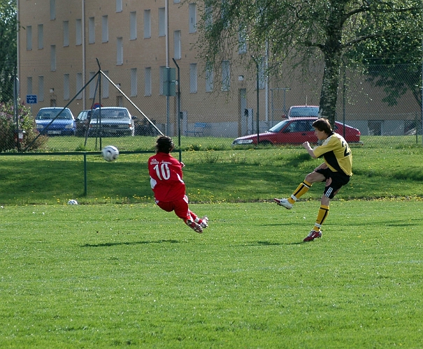 2007_0519_17.JPG - Jonas Bergström provar skottlyckan men bollen går strax över målet