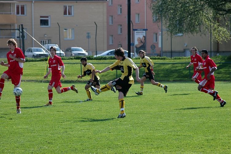 2007_0519_19.JPG - Mikael Ivarsson skjuter ett långskott som målvakten tar ganska enkelt