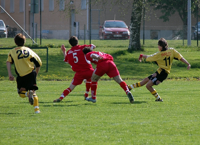 2007_0519_20.JPG - Äntligen får Södra utdelning på sina chanser, Max Verlage reducerar till 2-1 som även blir slutresultatet