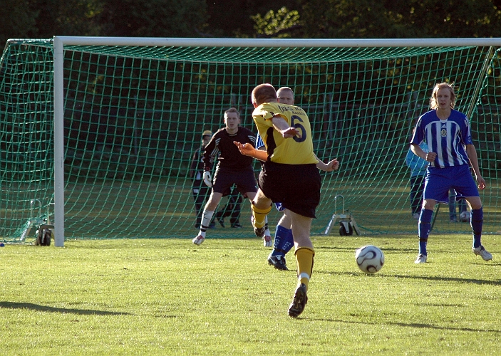 2007_0523_01.JPG - Johan Svensson provar skottlyckan, men bollen skruvar sig iväg åt höger