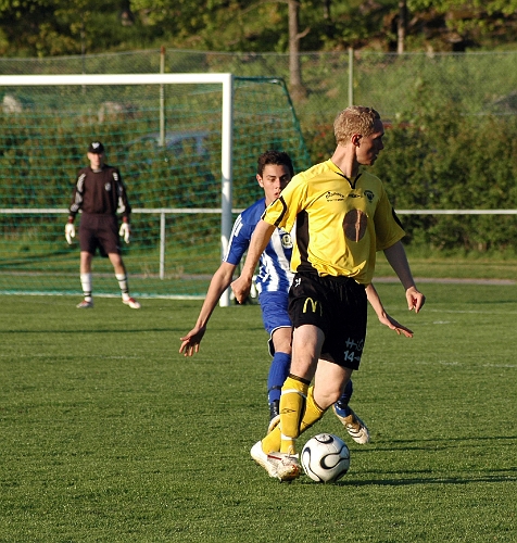 2007_0523_09.JPG - Mikael Wiker söker efter ett passningsalternativ