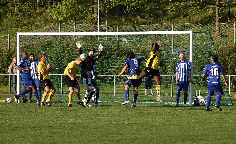 2007_0523_10.JPG - En farlig Södrachans på hörna men nicken går över målet