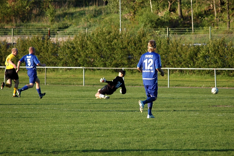 2007_0523_12.JPG - Kristofer Storm rullar in 3-0 till Södra
