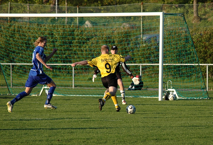 2007_0523_13.JPG - Ytterligare en bra chans men målvakten gör en räddning