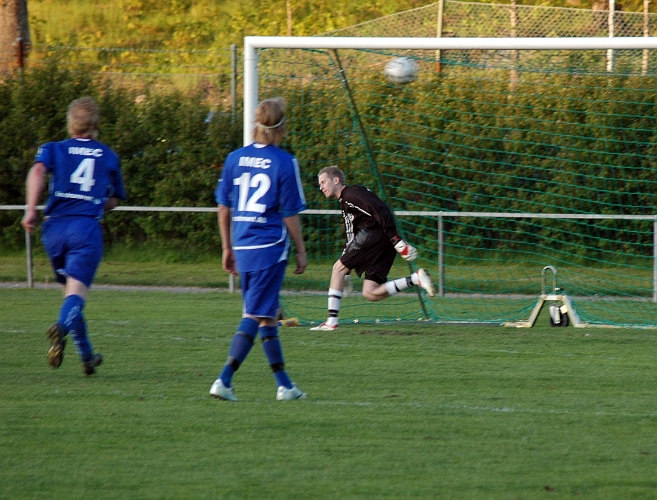 2007_0523_16.JPG - Mikael Wiker chippar in 5-0 på straff till Södra