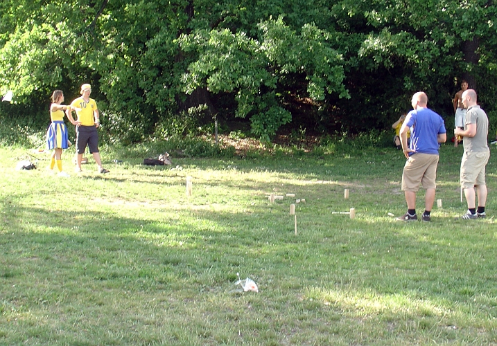 2007_0606_162219AA.JPG - Kubspel utanför Råsunda