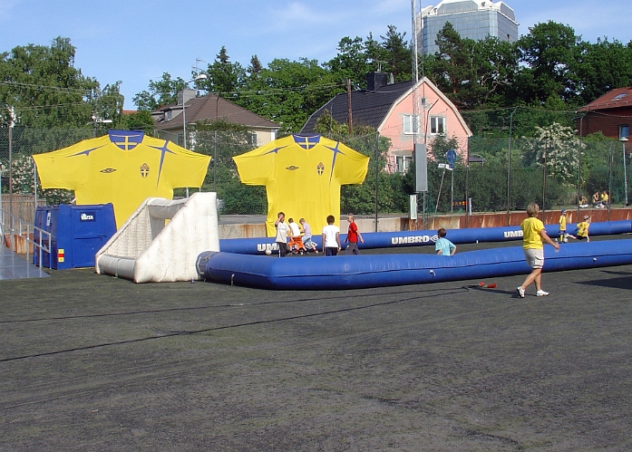 2007_0606_162651AA.JPG - Inne på Fan-Corner finns det möjlighet för ungdomarna att spela fotboll mm