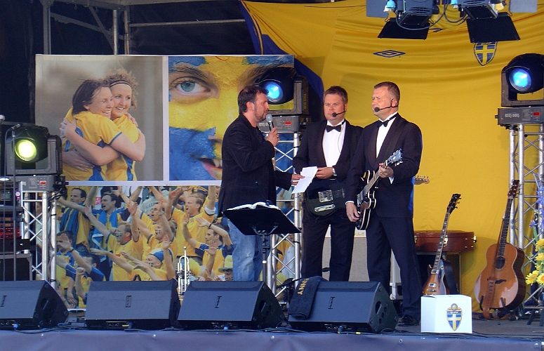 2007_0606_162812AA.JPG - Uppträdande med Coverbandet Benny & Nisse. Conferencier Roberto Vacci.