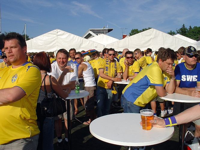 2007_0606_174433AA.JPG - Det fyllde på med fler folk närmare matchstart